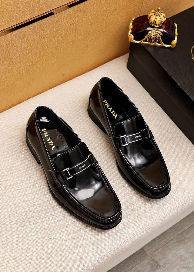 商品商标：Prada 普拉达 休闲皮鞋正码码数: 38-44 45订制商品材料：精选 进口头层开边珠牛皮鞋面+原版五金扣，进口水染牛皮内里 强烈立体视觉效果，原