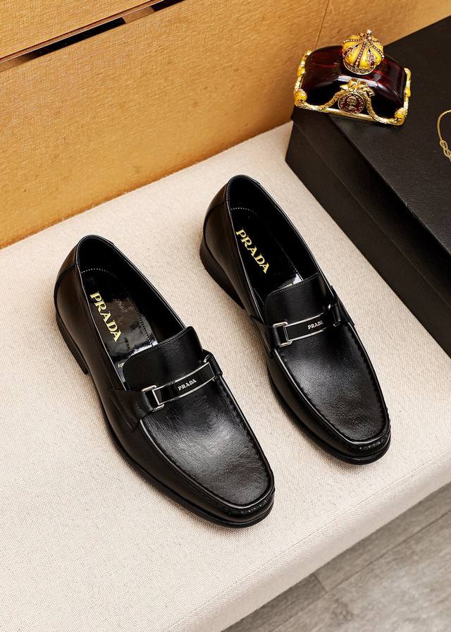 商品商标：Prada 普拉达 休闲皮鞋正码码数: 38-44 45订制商品材料：精选 进口头层十字纹牛皮鞋面+原版五金扣，进口水染牛皮内里 强烈立体视觉效果，原