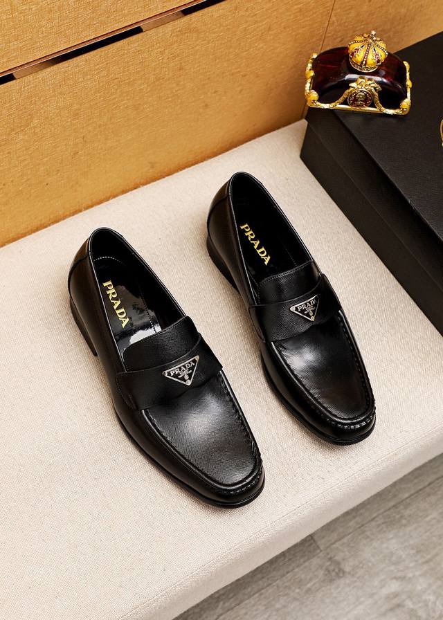 商品商标：Prada 普拉达 休闲皮鞋正码码数: 38-44 45订制商品材料：精选 进口头层十字纹牛皮鞋面+原版五金扣，进口水染牛皮内里 强烈立体视觉效果，原