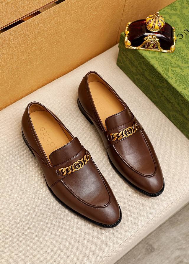 商品商标：Gucci 古驰 休闲皮鞋正码码数: 39-44 38.45.46订制商品材料：精选 进口头层小牛皮鞋面+原版五金扣，进口牛皮内里 强烈立体视觉效果，