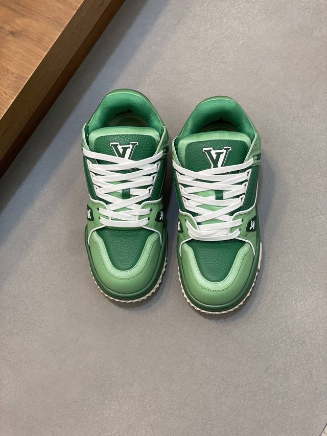 Lv Trainer Maxi运动鞋出货本款 Lv Trainer Maxi 运动鞋取材柔软牛皮革，以大号廓型和凸纹外底重绎原版 Lv Trainer 运动鞋设