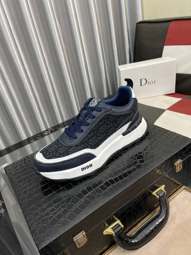 出厂价： Dior 迪奥新款休闲运动鞋 时尚百搭， 版型简洁大气， 面料采用进口牛皮，真皮内里，原版耐磨橡胶大底，独家新款，实物拍摄，码数：38-442色可选