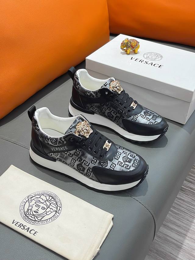 商品名称：Versace 范思哲正规码数: 38-44 休闲鞋商品材料：精选 牛皮鞋面，柔软羊皮内里；原厂大底