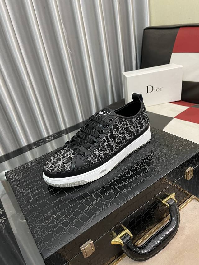 出厂价： Dior 迪奥新款休闲运动鞋 时尚百搭， 版型简洁大气， 面料采用进口牛皮，真皮内里，原版耐磨橡胶大底，独家新款，实物拍摄，码数：38-442色可选