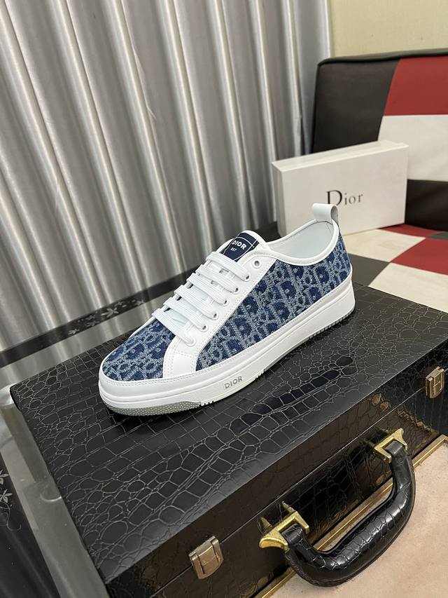 出厂价： Dior 迪奥新款休闲运动鞋 时尚百搭， 版型简洁大气， 面料采用进口牛皮，真皮内里，原版耐磨橡胶大底，独家新款，实物拍摄，码数：38-442色可选