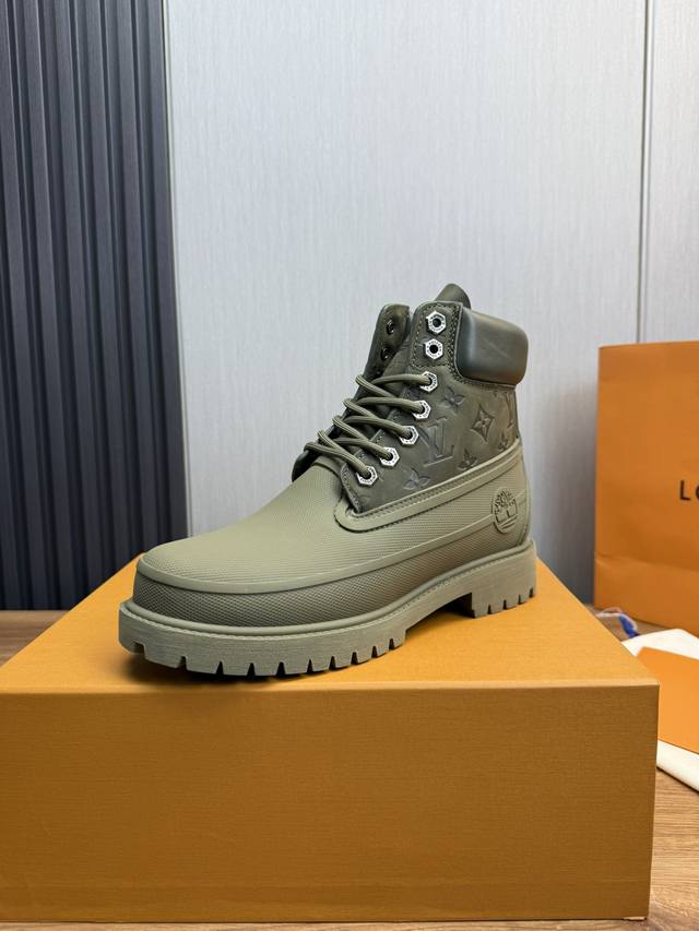 工厂价Lv X Timberland 添柏岚 联名款 老花 大黄靴 及踝靴 短靴Lv X Timberland 及踝靴取材 Monogram 压纹防水正绒面牛皮