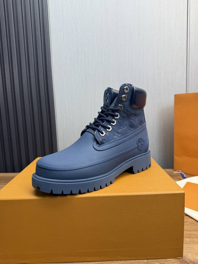 工厂价Lv X Timberland 添柏岚 联名款 老花 大黄靴 及踝靴 短靴Lv X Timberland 及踝靴取材 Monogram 压纹防水正绒面牛皮