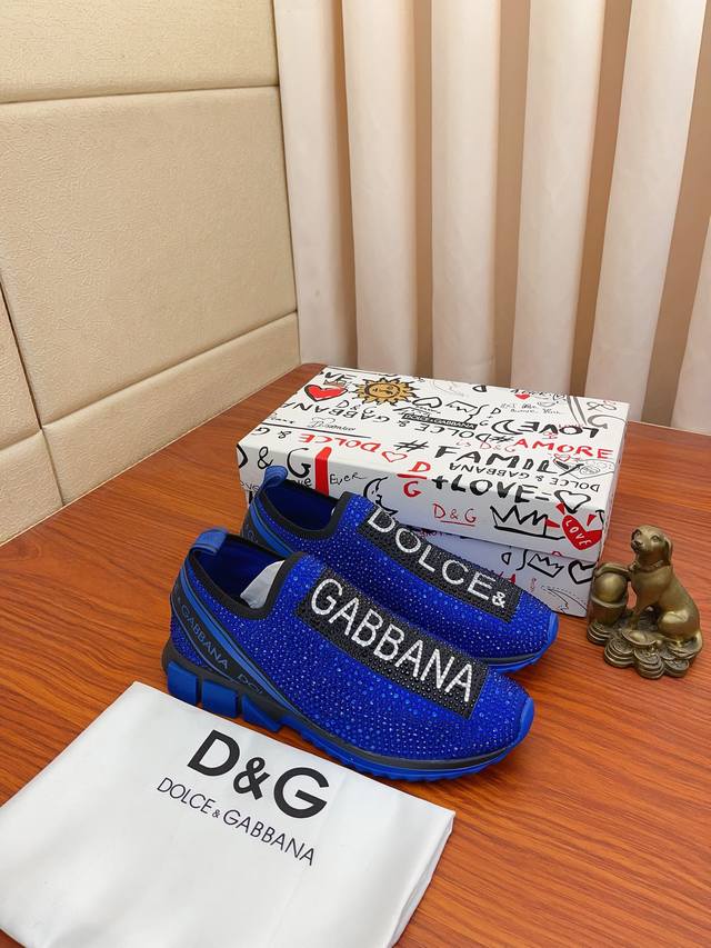 实价： 新款dolce＆Gabbana Dg重工系列，新款休闲时尚鞋版型简洁大气，时尚专属时尚又大方 原版透气绵布+手绘工艺，舒适的透气内里 精致奢华，超a级别