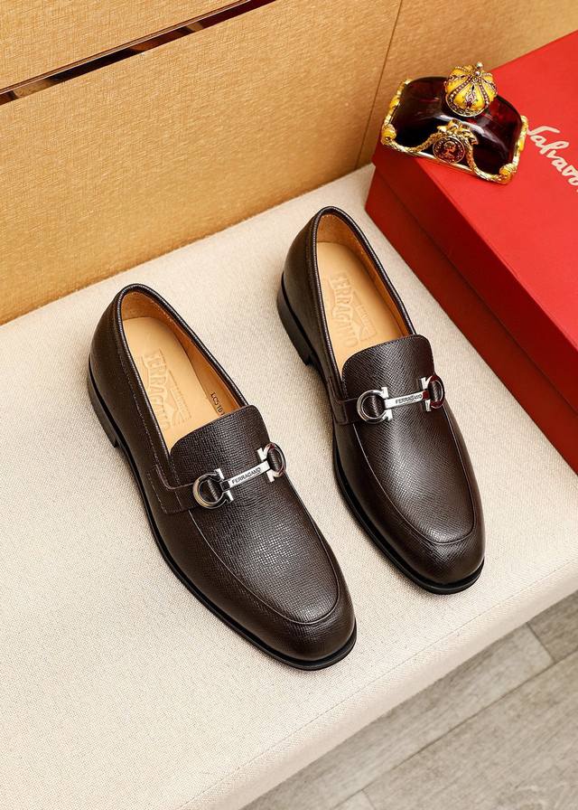 商品商标：Ferragamo 菲拉格慕 休闲皮鞋正码码数: 38-44 45.46.47订制商品材料：精选 进口十字纹牛皮鞋面+经典五金扣，进口水染牛皮内里 强