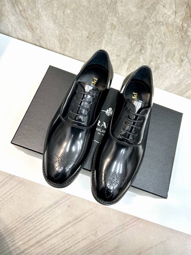 出厂价 顶级原单品牌：Prada 普拉达标准码：男码39–44 38.45定做等级：官网同款 原单品质材料：原版小牛皮 水染牛皮内里 原版真皮大底款式类别：男士