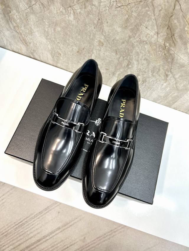 出厂价 顶级原单品牌：Prada 普拉达标准码：男码39–44 38.45定做等级：官网同款 原单品质材料：原版小牛皮 水染牛皮内里 原版真皮大底款式类别：男士