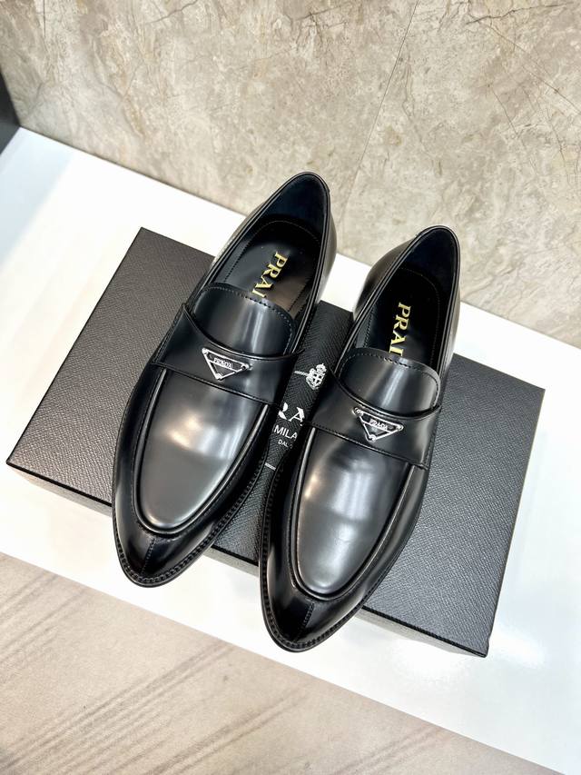 出厂价 顶级原单品牌：Prada 普拉达标准码：男码39–44 38.45定做等级：官网同款 原单品质材料：原版小牛皮 水染牛皮内里 原版真皮大底款式类别：男士