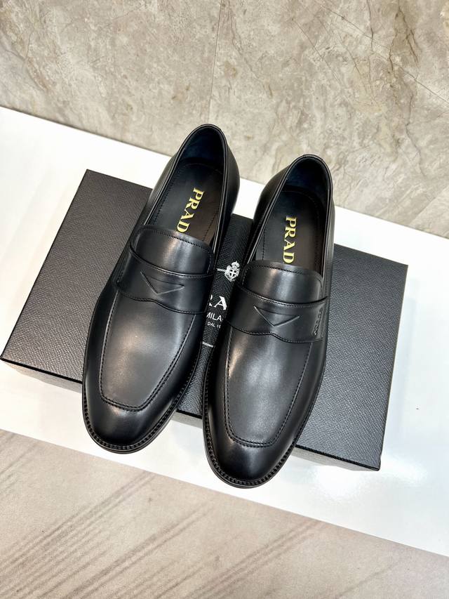 出厂价 顶级原单品牌：Prada 普拉达标准码：男码39–44 38.45定做等级：官网同款 原单品质材料：原版小牛皮 水染牛皮内里 原版真皮大底款式类别：男士