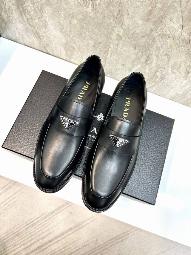 出厂价 顶级原单品牌：Prada 普拉达标准码：男码39–44 38.45定做等级：官网同款 原单品质材料：原版小牛皮 水染牛皮内里 原版真皮大底款式类别：男士