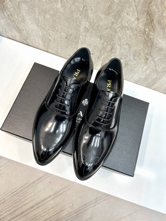 出厂价 顶级原单品牌：Prada 普拉达标准码：男码39–44 38.45定做等级：官网同款 原单品质材料：原版小牛皮 水染牛皮内里 原版真皮大底款式类别：男士