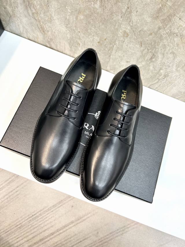 出厂价 顶级原单品牌：Prada 普拉达标准码：男码39–44 38.45定做等级：官网同款 原单品质材料：原版小牛皮 水染牛皮内里 原版真皮大底款式类别：男士