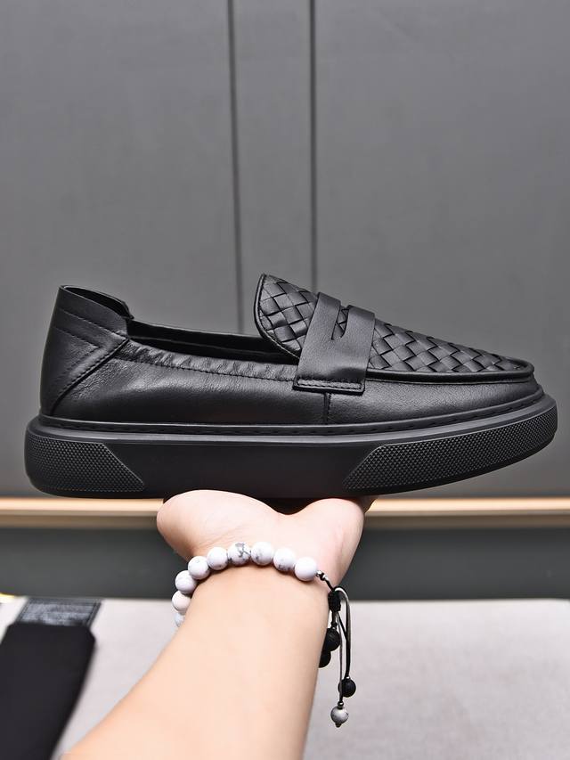 一脚登 Botteg* Venet* 高端精品Size：38-44 45定做Bv新品，头层牛皮人工编织经典风格与当代时尚气质和谐交融，橡胶鞋底轻便灵活,水染牛皮