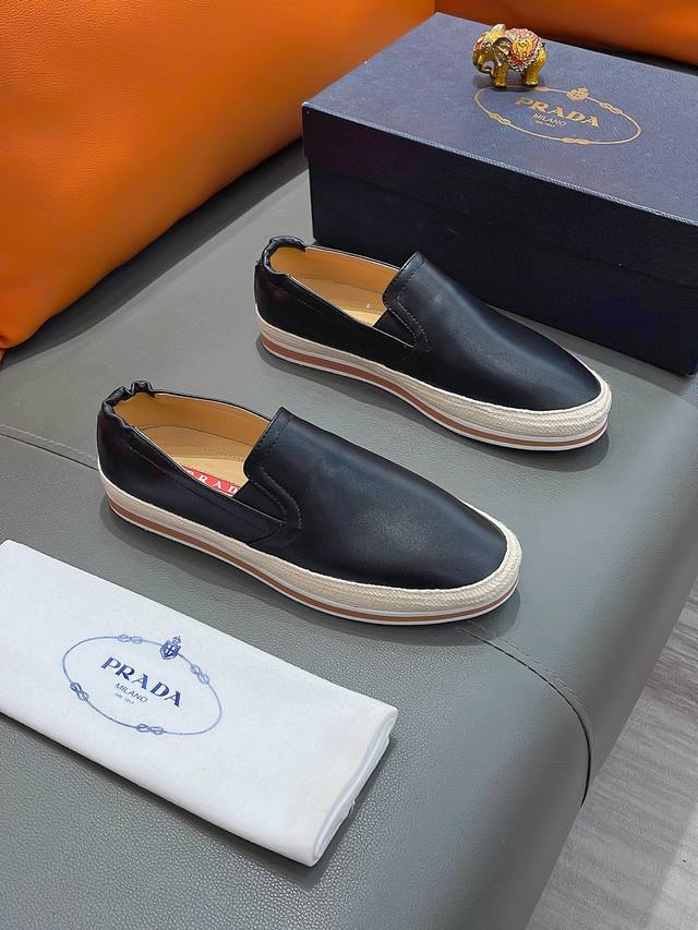 商品名称：Prada 普拉达正规码数: 38-44 套脚鞋商品材料：精选 牛皮鞋面，柔软羊皮垫脚，原厂特供大底