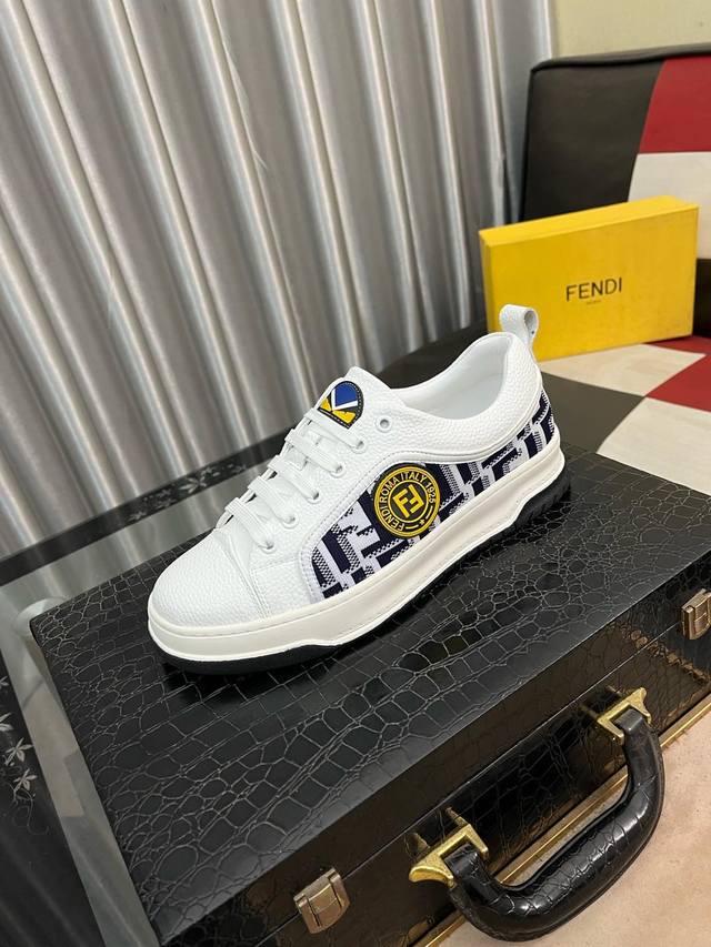 出厂价： Fendi 芬迪 男士最新款休闲鞋！专柜同步上市！复刻 内里采用头层顶级羊皮，原版原厂特供橡胶大底 引领时尚新概念 配码：38-442色可选