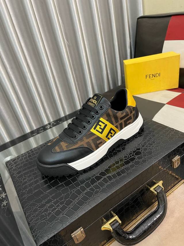 出厂价： Fendi 芬迪 男士最新款休闲鞋！专柜同步上市！复刻 内里采用头层顶级羊皮，原版原厂特供橡胶大底 引领时尚新概念 配码：38-442色可选