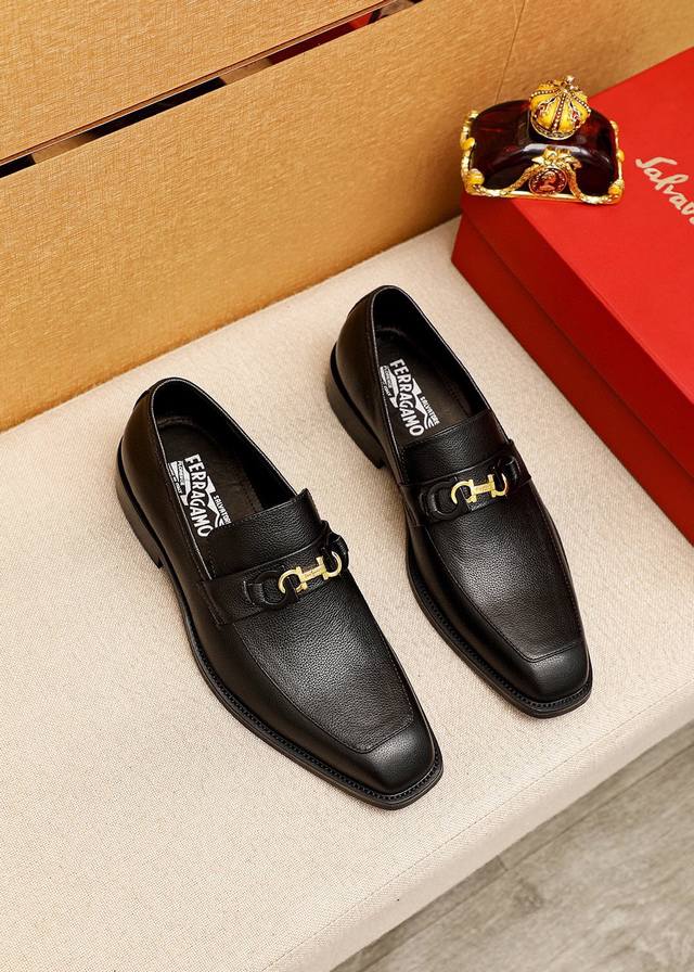 商品商标：Ferragamo 菲拉格慕 休闲皮鞋正码码数: 38-44 45订制商品材料：精选 进口头层小牛皮鞋面+经典五金扣，进口水染牛皮内里 强烈立体视觉效