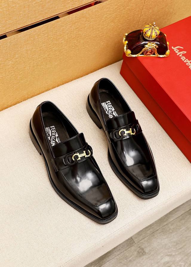 商品商标：Ferragamo 菲拉格慕 休闲皮鞋正码码数: 38-44 45订制商品材料：精选 进口头层开边珠牛皮鞋面+经典五金扣，进口水染牛皮内里 强烈立体视