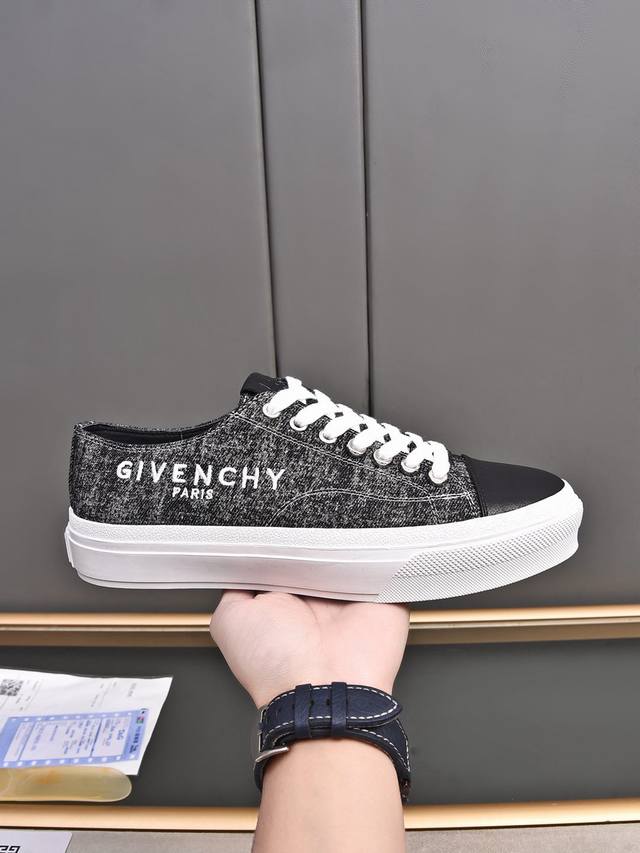 纪梵希 Givenchy 低帮 标准码：38-44； 45 46 可以定做 等级：官网同款 原单品质材料：原版小牛皮，搭配原版水染羊皮内里牛皮乳胶鞋垫 ，原版防