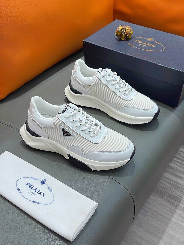 商品名称：Prada 普拉达正规码数: 38-44 休闲鞋商品材料：精选 牛皮鞋面，柔软羊皮垫脚，原厂特供大底