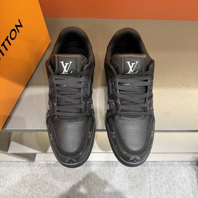 码数38-45 驴家 新配色本款 Lv Trainer 运动鞋取材柔软粒面小牛皮，呈现纯净色调，后部#54标识追溯品牌诞生于1854年，设计师手写体品牌标识点缀