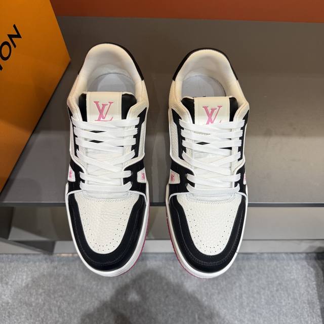 码数38-45 驴家 新配色本款 Lv Trainer 运动鞋取材柔软粒面小牛皮，呈现纯净色调，后部#54标识追溯品牌诞生于1854年，设计师手写体品牌标识点缀