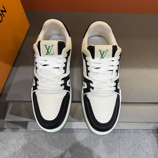 码数38-45 驴家 新配色本款 Lv Trainer 运动鞋取材柔软粒面小牛皮，呈现纯净色调，后部#54标识追溯品牌诞生于1854年，设计师手写体品牌标识点缀