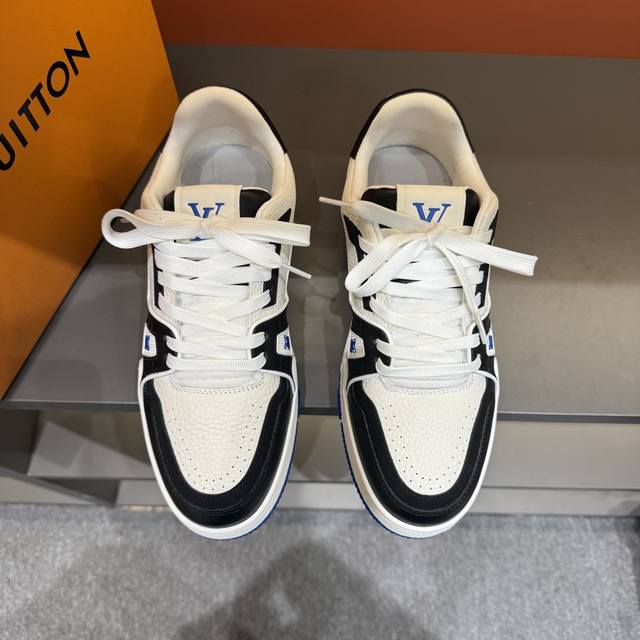 码数38-45 驴家 新配色本款 Lv Trainer 运动鞋取材柔软粒面小牛皮，呈现纯净色调，后部#54标识追溯品牌诞生于1854年，设计师手写体品牌标识点缀