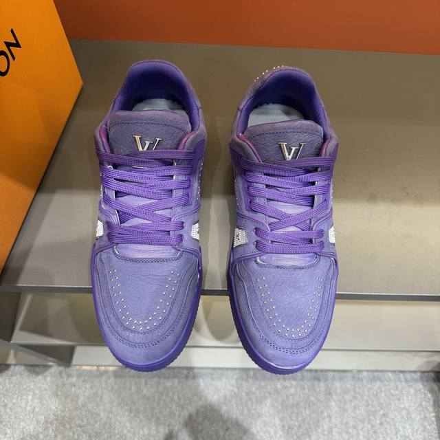 码数38-45 驴家 新配色本款 Lv Trainer 运动鞋取材柔软粒面小牛皮，呈现纯净色调，后部#54标识追溯品牌诞生于1854年，设计师手写体品牌标识点缀