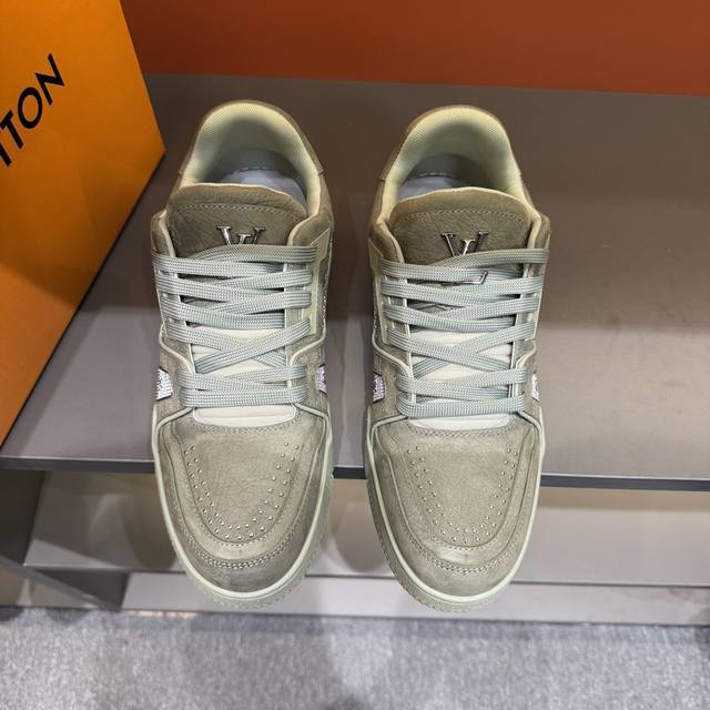 码数38-45 驴家 新配色本款 Lv Trainer 运动鞋取材柔软粒面小牛皮，呈现纯净色调，后部#54标识追溯品牌诞生于1854年，设计师手写体品牌标识点缀