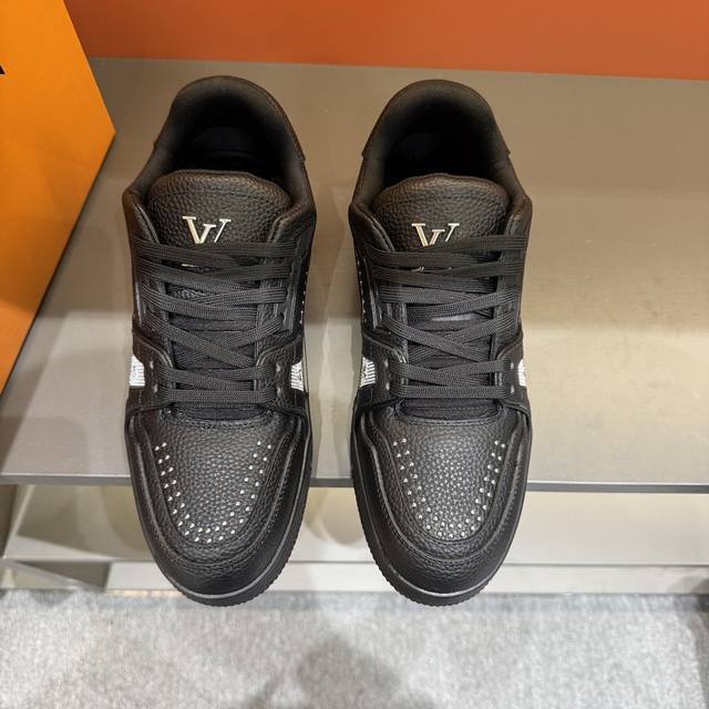 码数38-45 驴家 新配色本款 Lv Trainer 运动鞋取材柔软粒面小牛皮，呈现纯净色调，后部#54标识追溯品牌诞生于1854年，设计师手写体品牌标识点缀