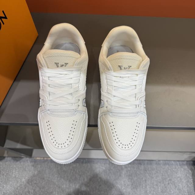 码数38-45 驴家 新配色本款 Lv Trainer 运动鞋取材柔软粒面小牛皮，呈现纯净色调，后部#54标识追溯品牌诞生于1854年，设计师手写体品牌标识点缀