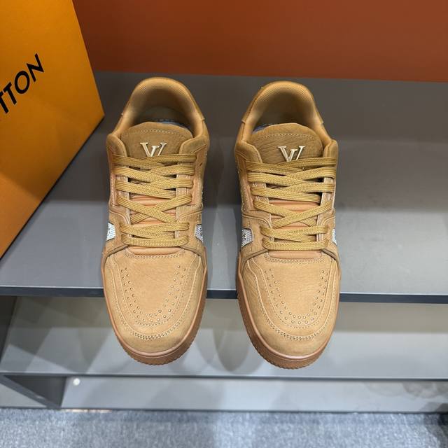 码数38-45 驴家 新配色本款 Lv Trainer 运动鞋取材柔软粒面小牛皮，呈现纯净色调，后部#54标识追溯品牌诞生于1854年，设计师手写体品牌标识点缀