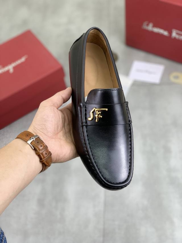 工厂价 实价 水染猪里 Salvatore Ferragamo 菲拉格慕 男士最新款休闲豆豆鞋！专柜同步上市！面料采用专用进口原版小牛皮，内里采用进口水染猪皮，