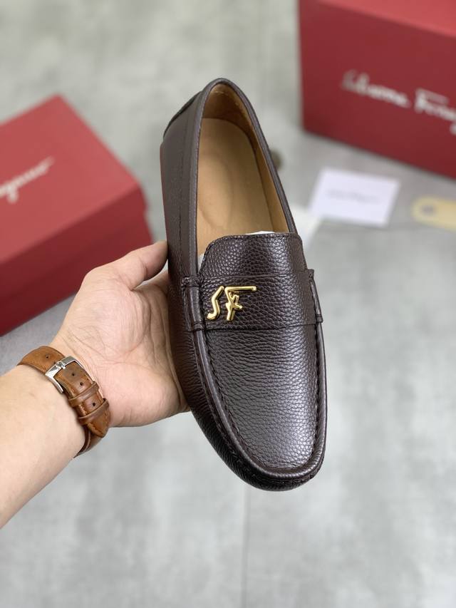 工厂价 实价 水染猪里 Salvatore Ferragamo 菲拉格慕 男士最新款休闲豆豆鞋！专柜同步上市！面料采用专用进口原版小牛皮，内里采用进口水染猪皮，