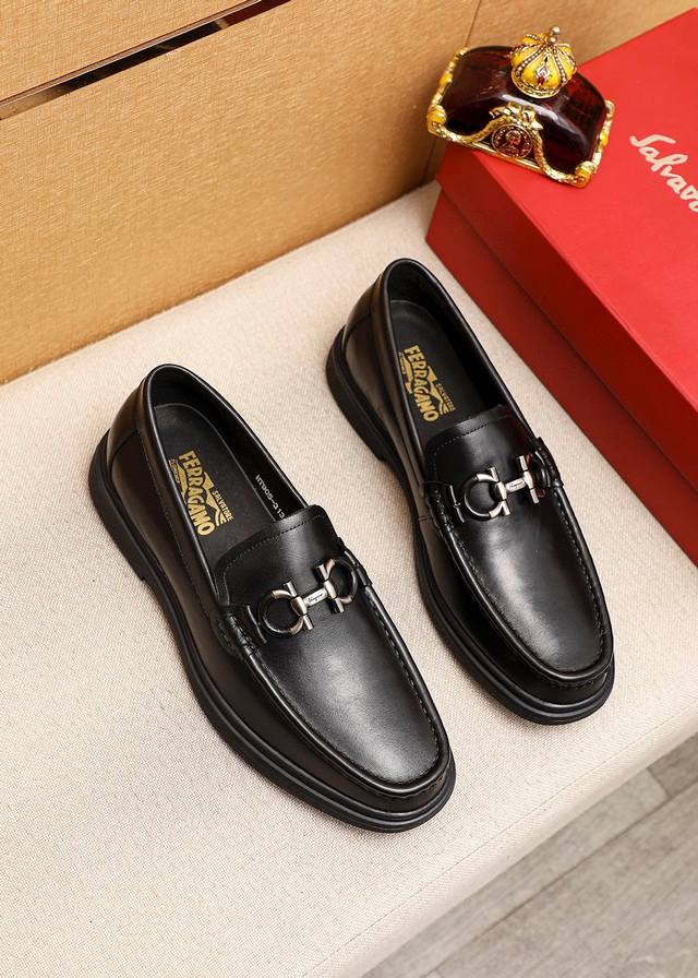 商品商标：Ferragamo 菲拉格慕 休闲皮鞋正码码数: 38-44 45订制商品材料：精选 进口头层小牛皮鞋面+奢华五金扣，进口水染牛皮内里 强烈立体视觉效