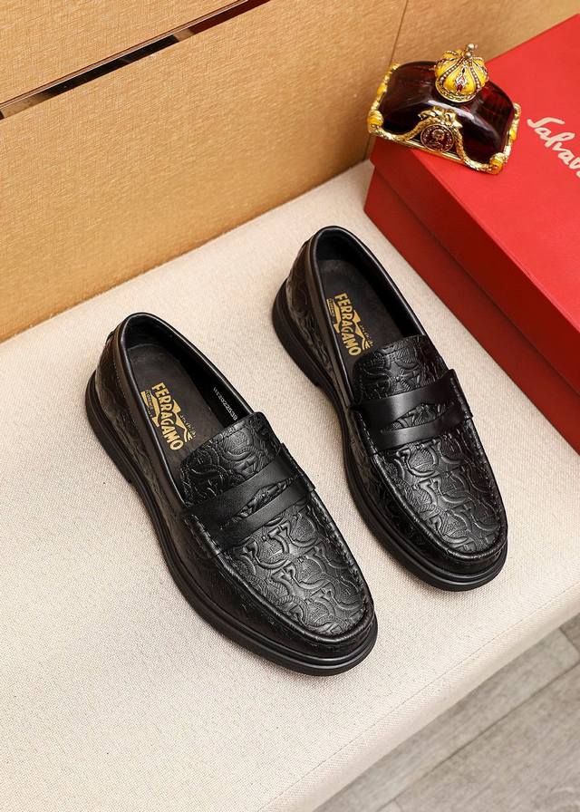 商品商标：Ferragamo 菲拉格慕 休闲皮鞋正码码数: 38-44 45订制商品材料：精选 进口头层小牛皮压花鞋面，进口水染牛皮内里 强烈立体视觉效果，橡胶