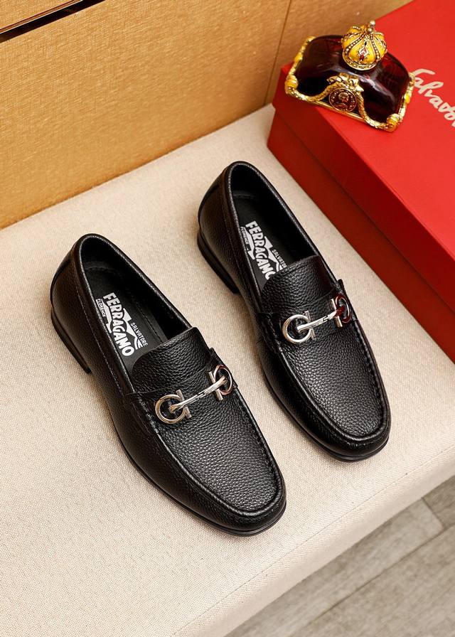 商品商标：Ferragamo 菲拉格慕 休闲皮鞋正码码数: 38-44 45订制商品材料：精选 进口头层荔枝纹牛皮鞋面+奢华五金扣，进口水染牛皮内里 强烈立体视