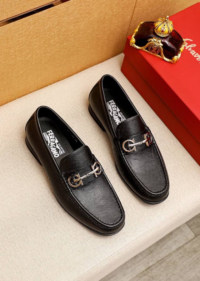 商品商标：Ferragamo 菲拉格慕 休闲皮鞋正码码数: 38-44 45订制商品材料：精选 进口头层十字纹牛皮鞋面+奢华五金扣，进口水染牛皮内里 强烈立体视