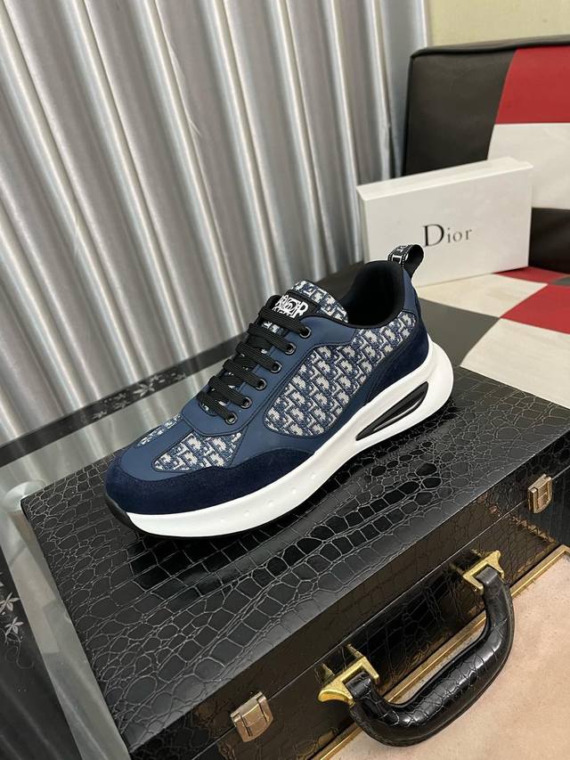 出厂价： 迪奥dior* 最新爆款休闲鞋，顶端品牌奢侈～代购，顶级～质量 鞋面選用进口透气牛皮搭配布料材质透气羊皮垫脚 精细做工 原版个性时尚柔软橡膠耐磨大底，