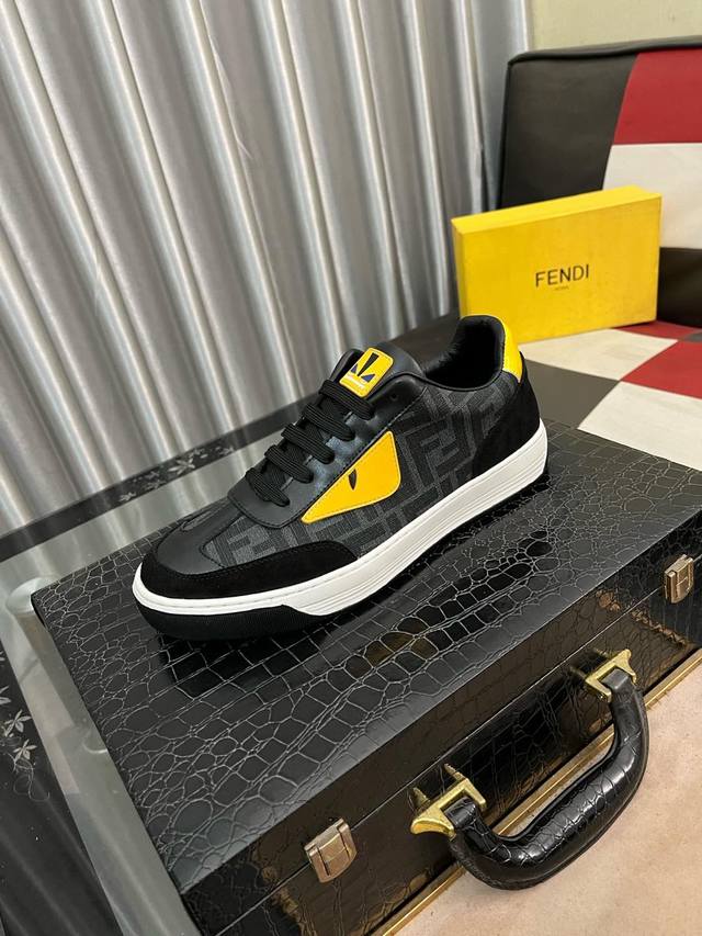 出厂价： Fendi 芬迪经典舒适男士，这款复杂的运动鞋是由柔软的小牛皮真皮内里原版超轻橡胶材质粗纹大底 这种独特的轻薄风格适合这个季节的随意而精致的感性，上脚