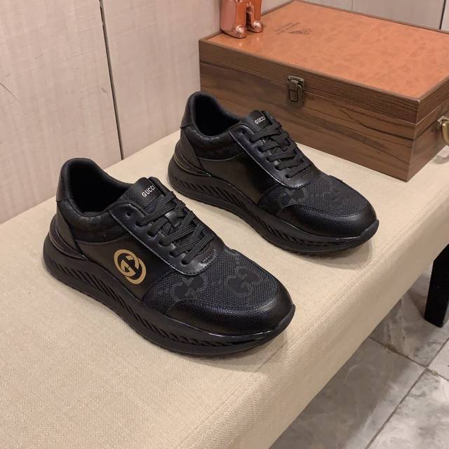 新款: 厂价: 古奇gucci* 最新爆款休闲运动鞋，顶端品牌奢侈～代购，顶级～质量 鞋面選用进口透气牛皮搭配材质透气羊皮垫脚 精细做工 原版个性时尚柔软橡膠耐