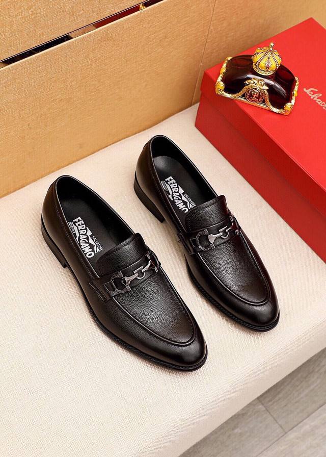 商品商标：Ferragamo 菲拉格慕 休闲皮鞋正码码数: 39-44 38.45.46订制商品材料：精选 进口荔枝纹小牛皮鞋面+经典五金扣，进口猪皮内里 强烈