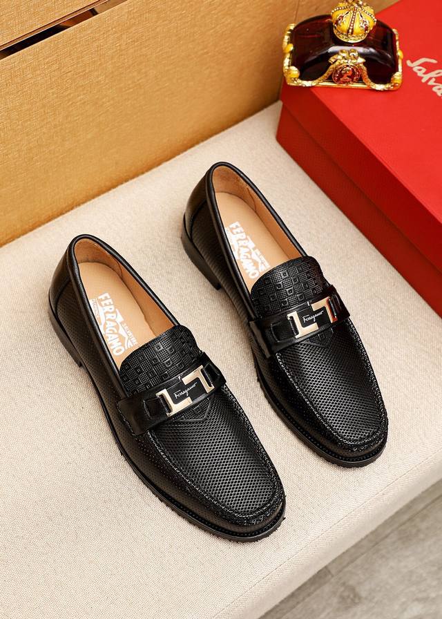 商品商标：Ferragamo 菲拉格慕 休闲皮鞋正码码数: 38-44 45.46订制商品材料：精选 进口头层小牛皮压花鞋面+奢华五金扣，进口水染牛皮内里 强烈