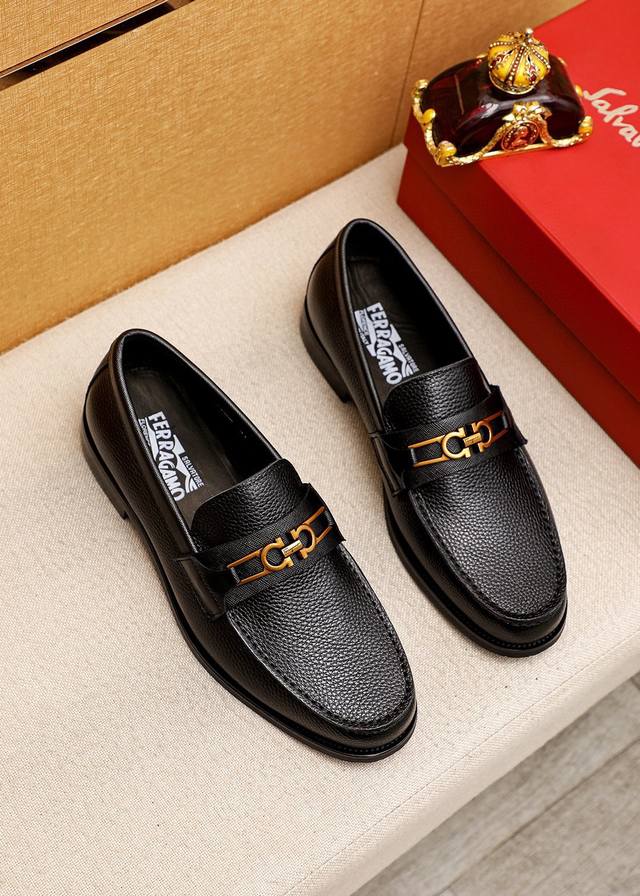 商品商标：Ferragamo 菲拉格慕 休闲皮鞋正码码数: 38-44 45.46订制商品材料：精选 进口头层荔枝纹牛皮鞋面+奢华五金扣，进口水染牛皮内里 强烈