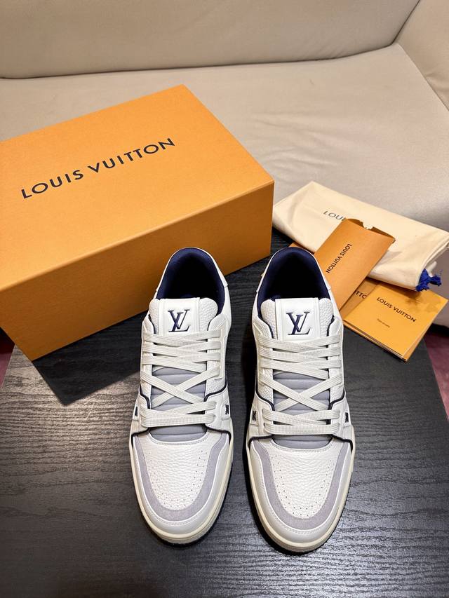 批发直销 女鞋工厂 L家Trainer 运动鞋-顶级品质设计师 Virgil Abloh 借篮球鞋启发的创意表达，此次以 Mini Monogram 条纹织物宣